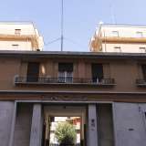 ...e nell�isolato tra via Maffeo e via Pizzoli notiamo sulla parte posteriore di un grande complesso residenziale la scritta a caratteri cubitali �Incis�. E� l�acronimo di �Istituto nazionale per le case degli impiegati�, un ente pubblico costituito nel 1924 per assegnare case ai dipendenti civili e militari, favorendo quelli con stipendio basso (foto di Gennaro Gargiulo)